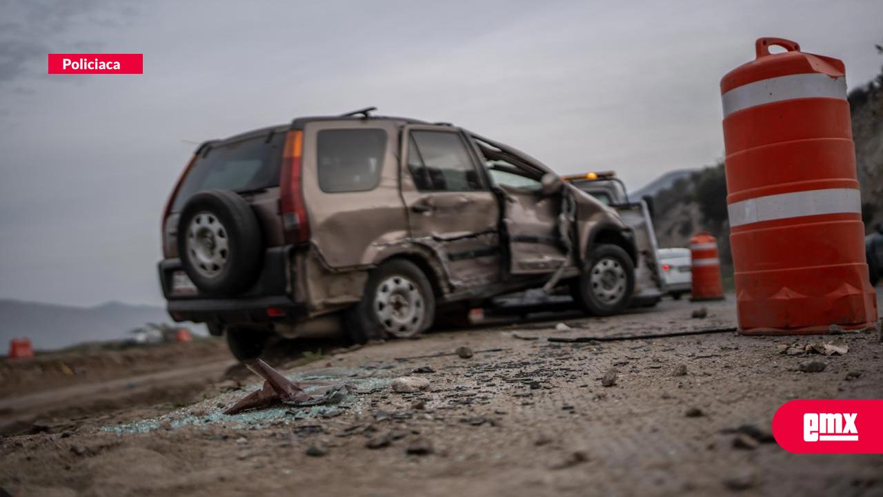 EMX-Volcadura-en-el-bulevar-2000-involucra-a-dompe-y-camioneta