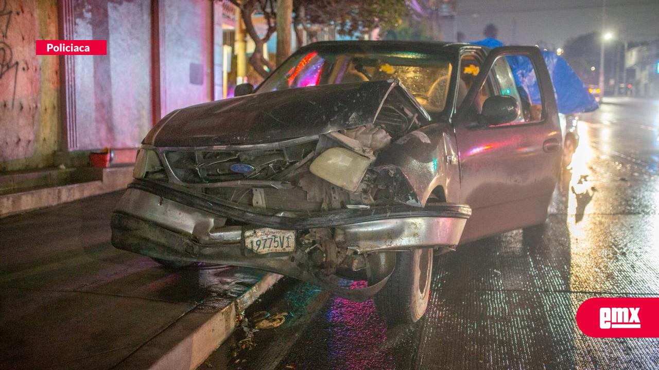 EMX-Fuerte-choque-en-la-colonia-Libertad-deja-solo-daños-materiales