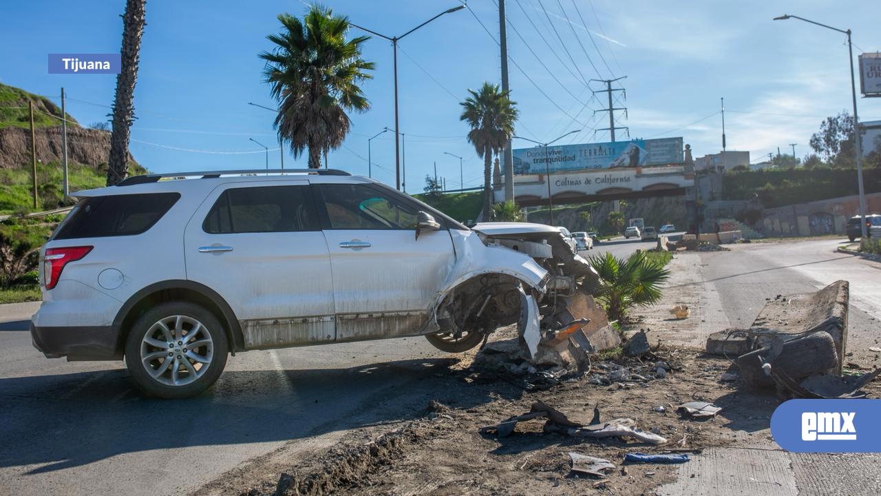 EMX-Conductor-se-estrella-contra-muro-de-contención-y-abandona-el-vehículo-en-el-libramiento-Rosas-Magallón