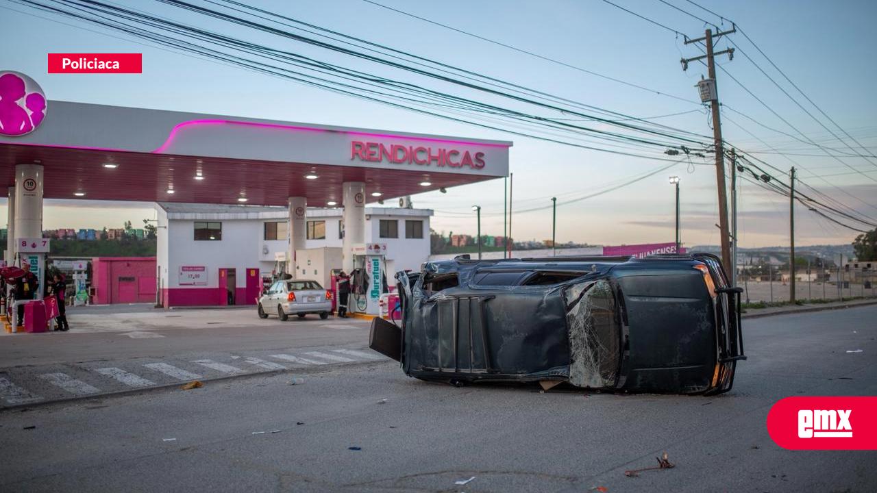 EMX-Accidente-provoca-volcadura-en-Campestre-Murua;-no-hay-lesionados