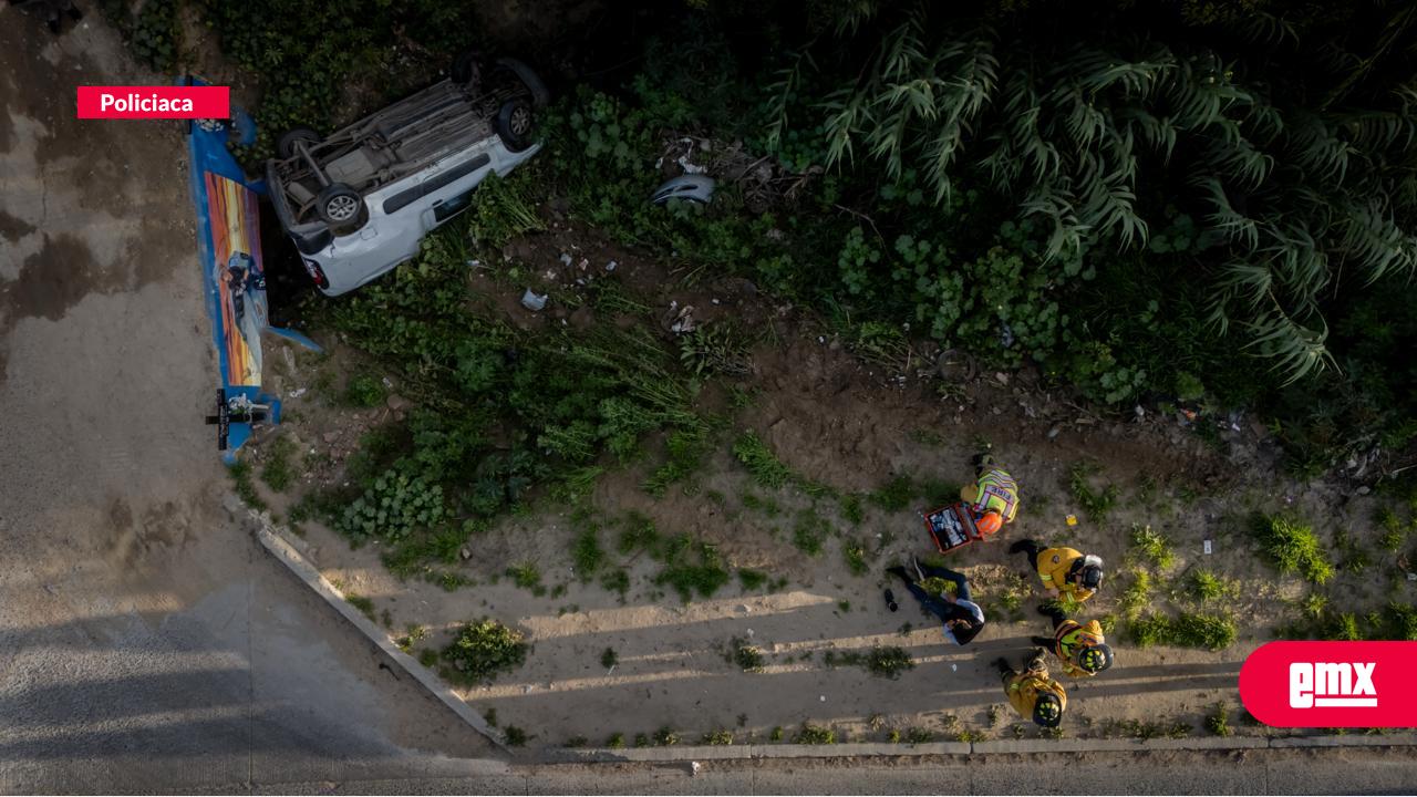EMX-Vehículo-vuelca-en-el-Libramiento-Rosas-Magallón;-conductor-sale-ileso