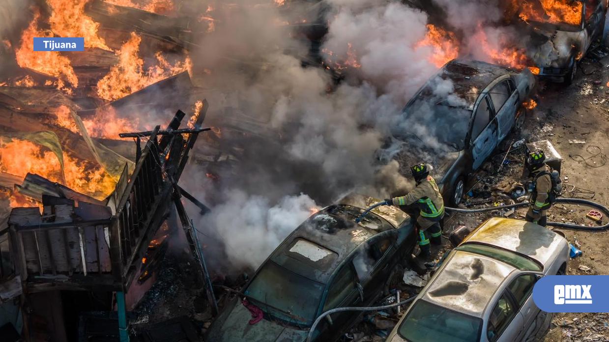 EMX-Fuerte-incendio-consume-hasta-cinco-viviendas-en-la-colonia-Pinos-de-Narez