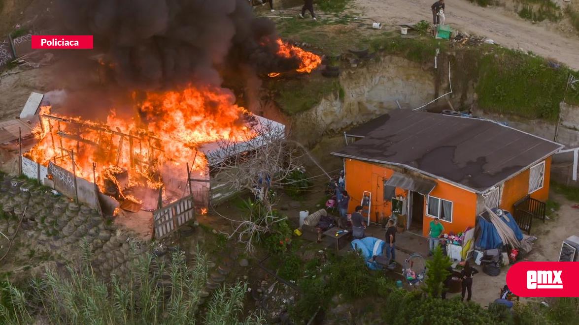 EMX-Fuerte-incendio-consume-vivienda-en-la-colonia-Lázaro-Cárdenas