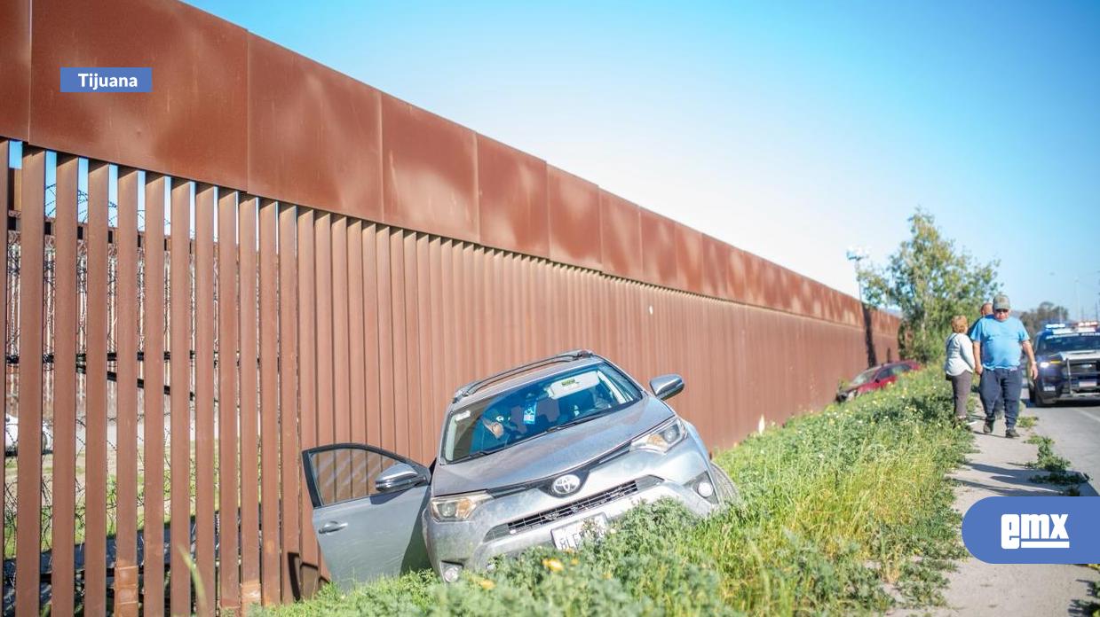EMX-Choque-en-bulevar-Aeropuerto-deja-dos-vehículos-fuera-del-camino,-impactados-contra-el-muro-fronterizo