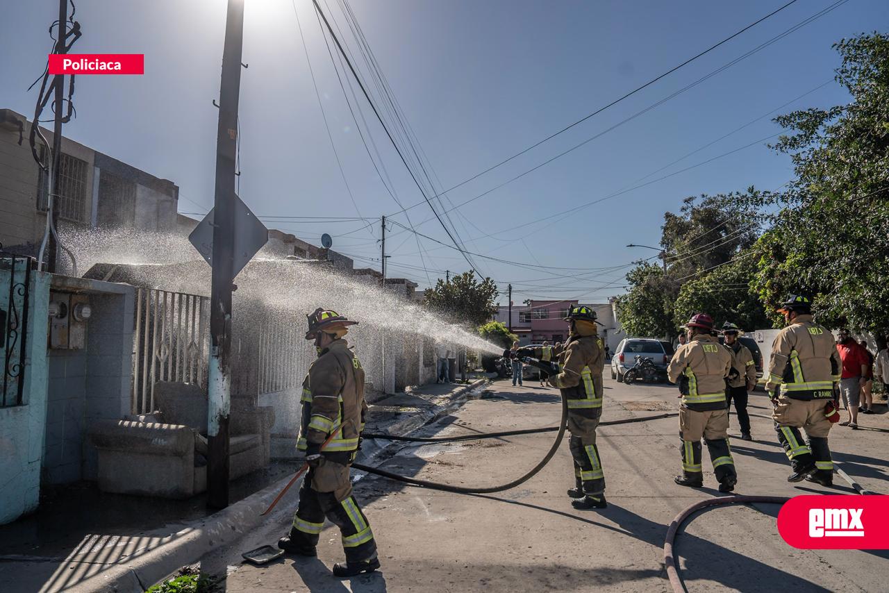EMX-Mujer-es-rescatada-ilesa-por-bomberos-tras-fuerte-incendio-en-vivienda-de-Otay-Jardín