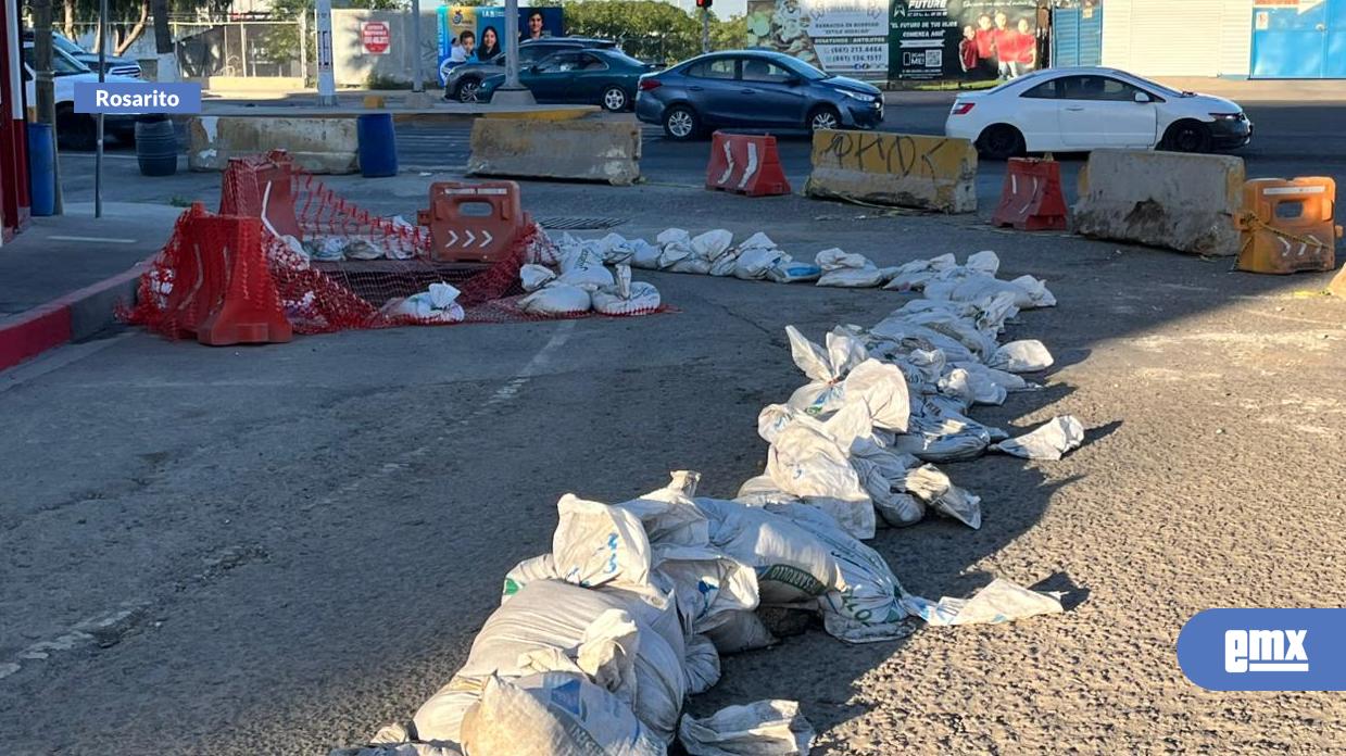 EMX-Comienza-Ayuntamiento-de-Rosarito-reparación-de-socavón-en-blvd.-Hisense