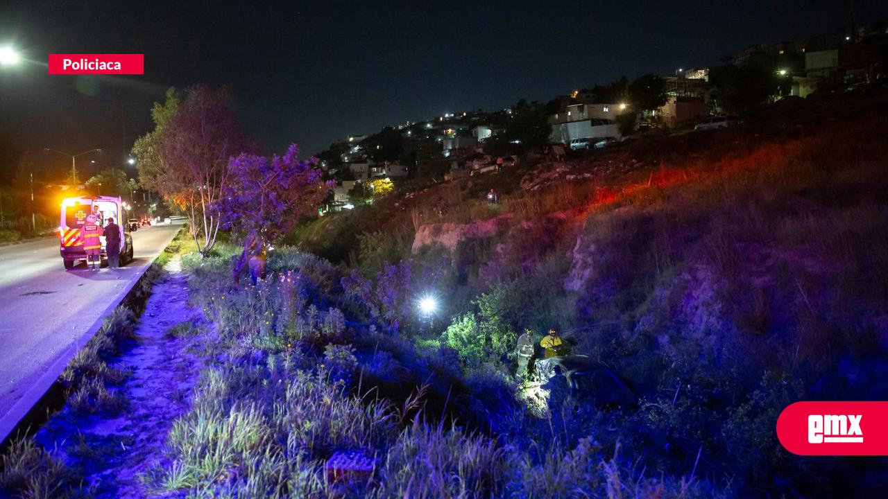 EMX-Auto-cae-a-barranco-en-el-Libramiento-Sur