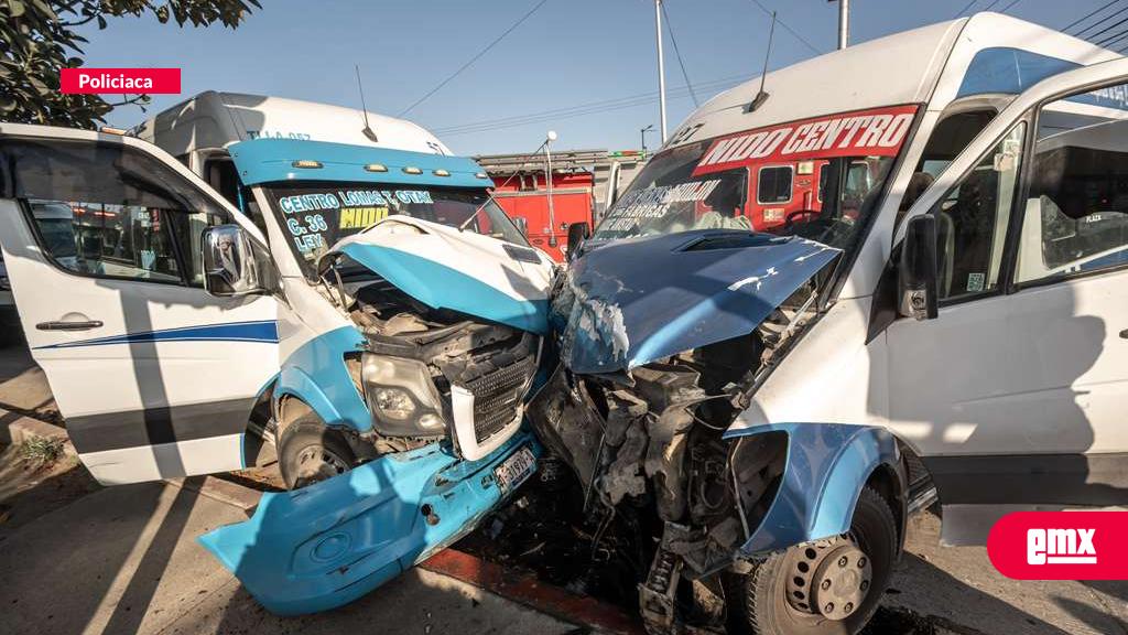 EMX-Aparatoso-choque-entre-transporte-público-y-camioneta-en-Otay-Universidad-deja-ocho-lesionados