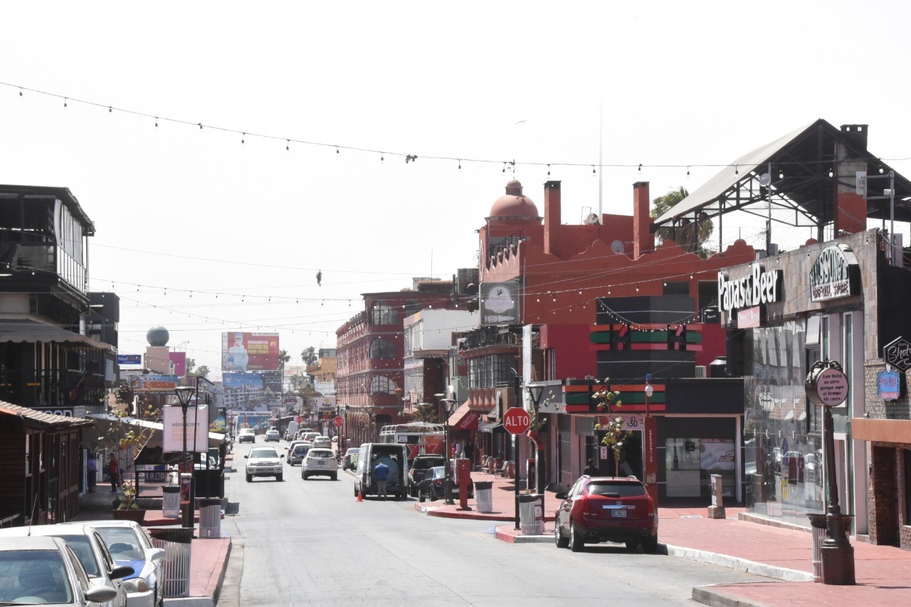 EMX-Trabajan en mejoramiento de calle Primera en Ensenada