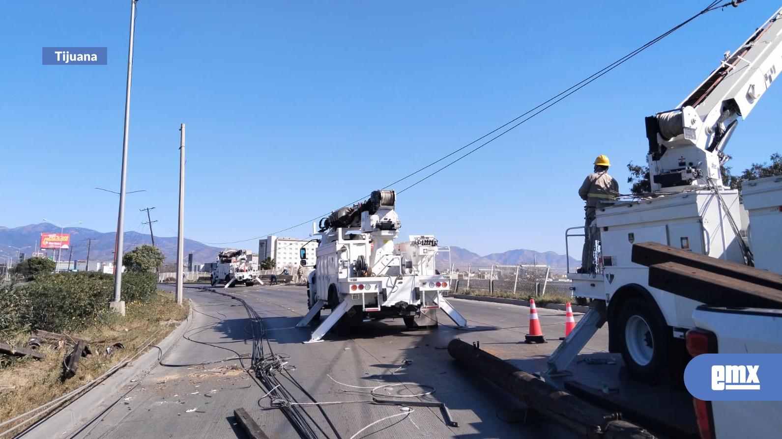 EMX-Tres postes caídos de CFE por choque automovilístico