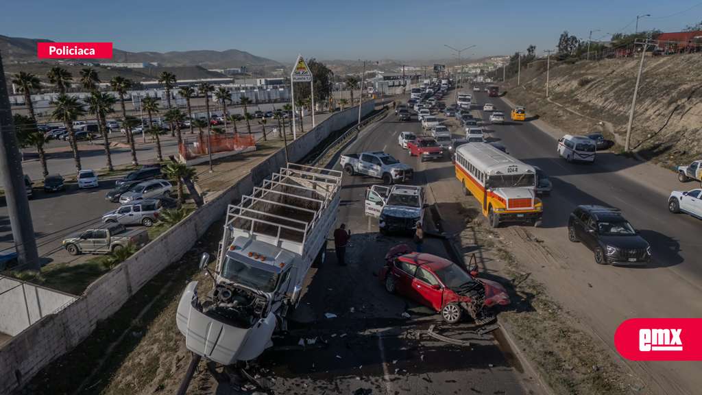 EMX-Aparatoso accidente en la libre Tijuana–Tecate colapsa la vialidad 