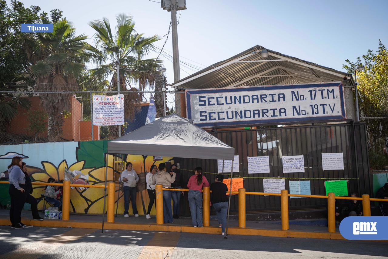 EMX-Padres de familia toman secundaria 17 en El Florido por falta de maestros