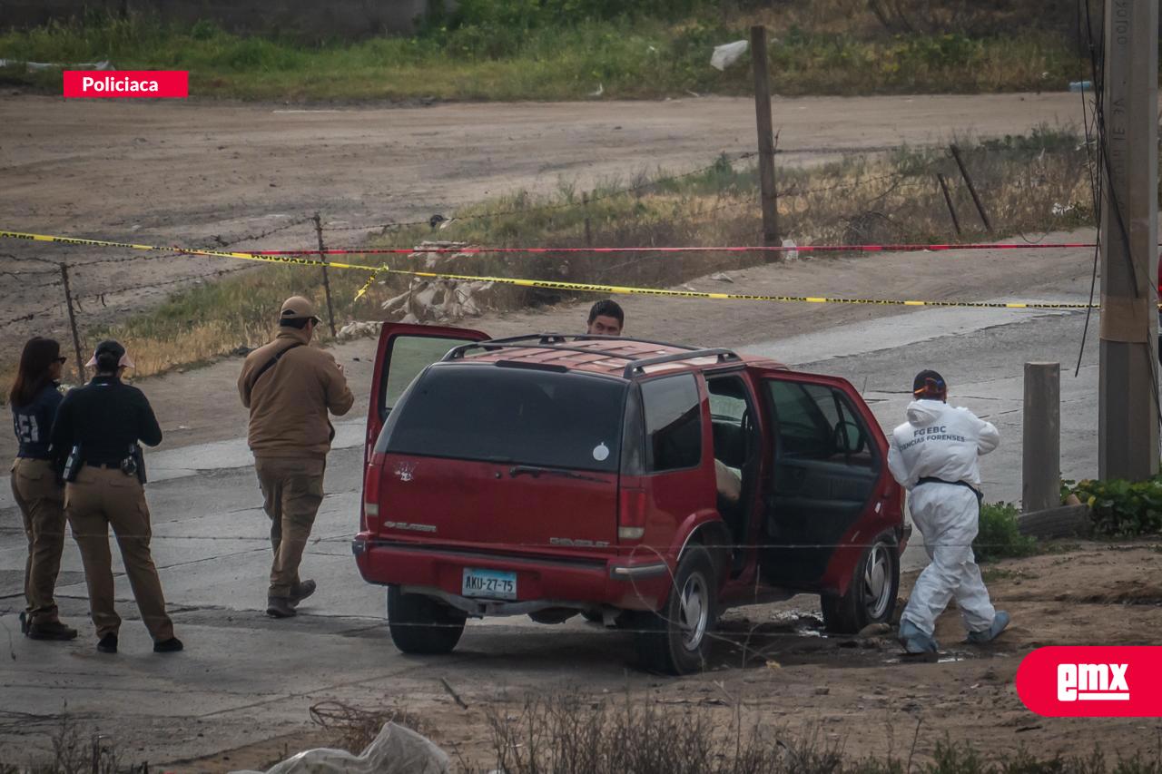 EMX-Hallan-a-tres-hombres-sin-vida-dentro-de-vehículo-en-la-colonia-El-Roble