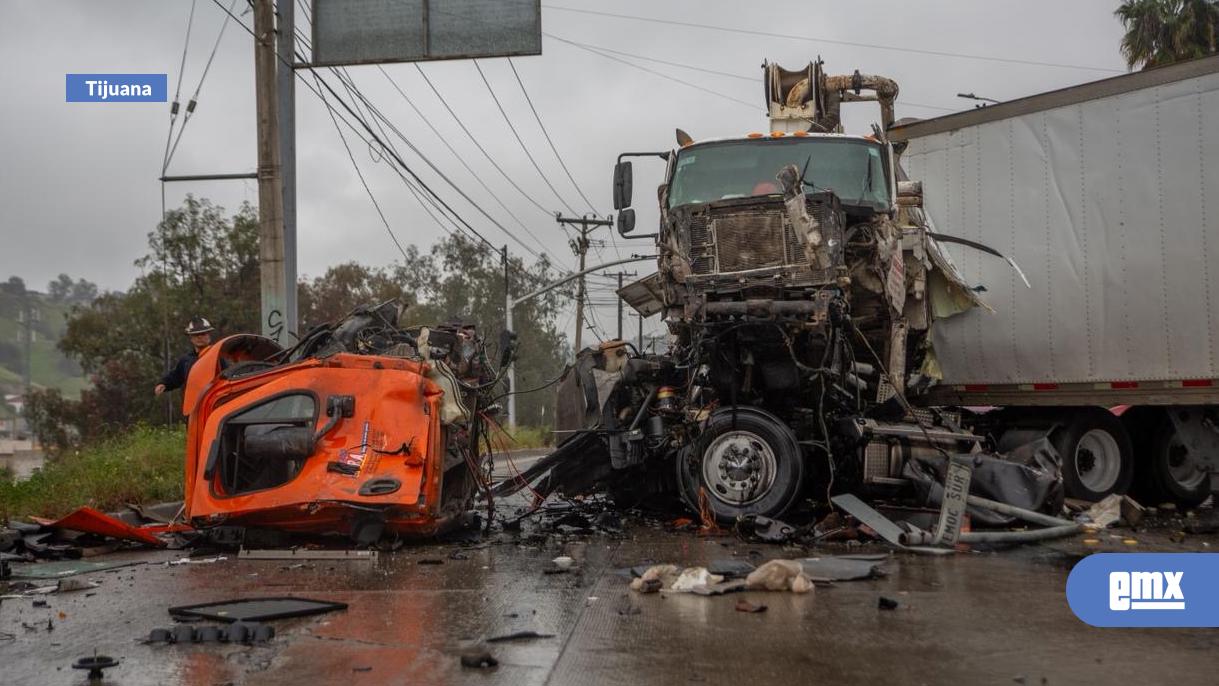 EMX-Aparatoso-choque-entre-camión-transporte-de-concreto-y-tráiler-en-el-Bulevar-Cuauhtémoc-Sur