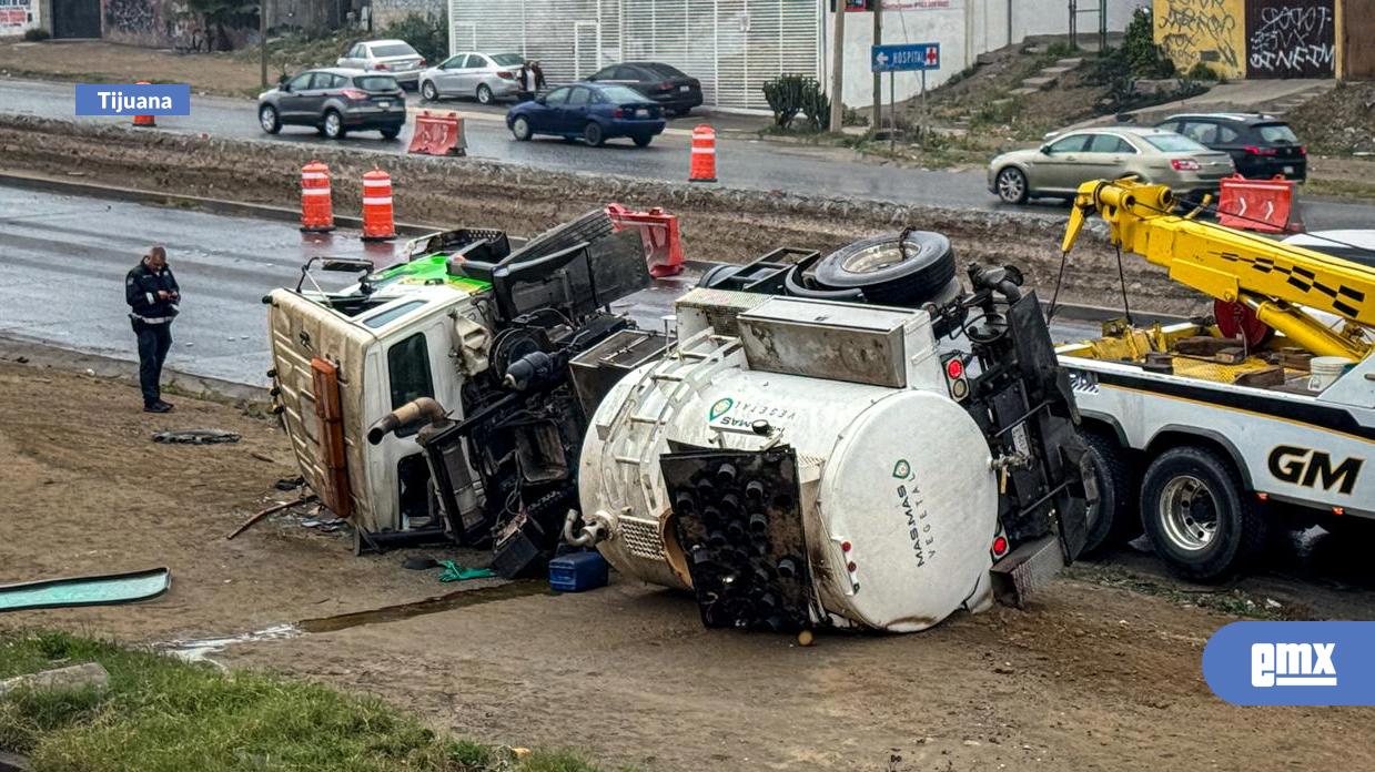 EMX-Volcadura-de-pipa-en-el-bulevar-2000-provoca-intenso-tráfico;-no-hubo-lesionados