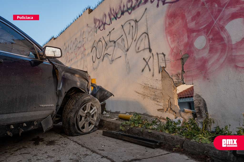 EMX-Conductora-en-estado-inconveniente--se-impacta-contra-una-barda-en-la-colonia-Tejamen