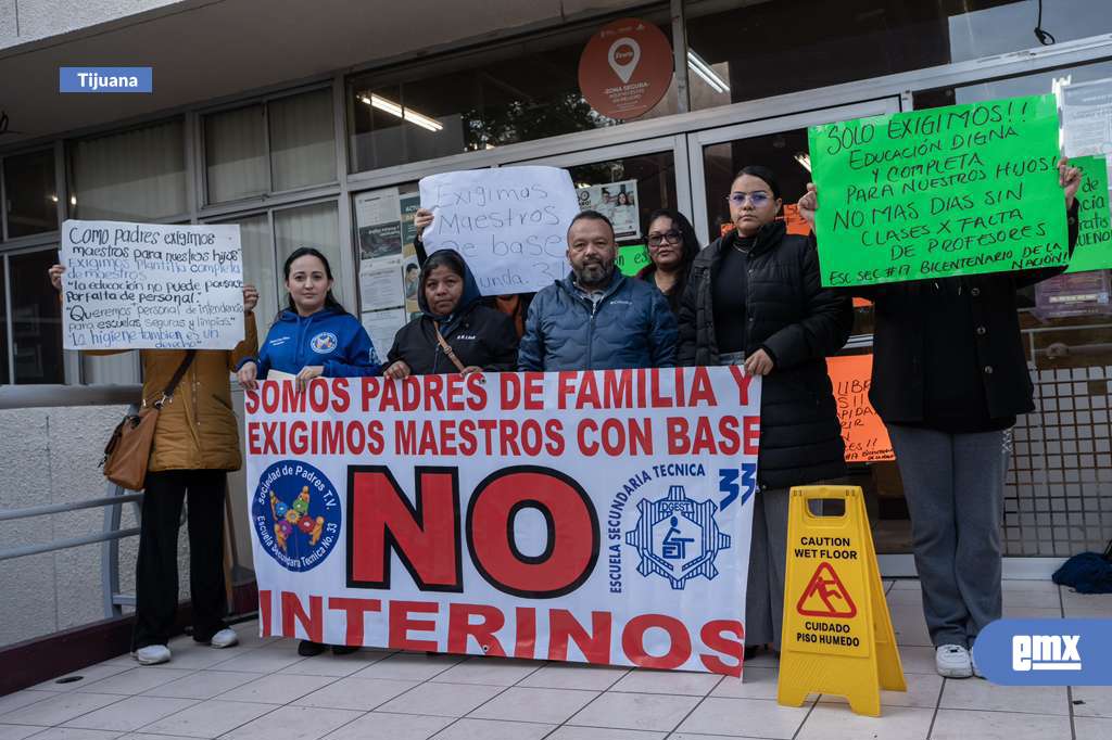 EMX-Padres-de-familia-toman-oficinas-de-la-SEP-para-exigir-maestros-en-secundarias