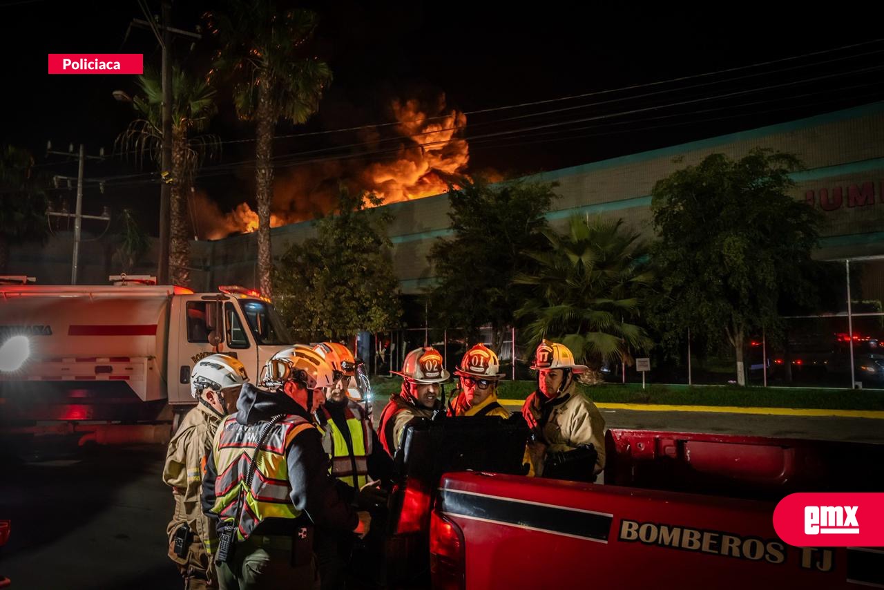 EMX-Fuerte-incendio-en-fábrica-de-foam-en-el-Parque-Industrial-El-Florido