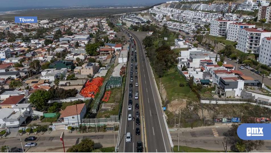 EMX-Largas-filas-de-vehículos-rumbo-a-Playas-de-Rosarito-por-la-carretera-escénica