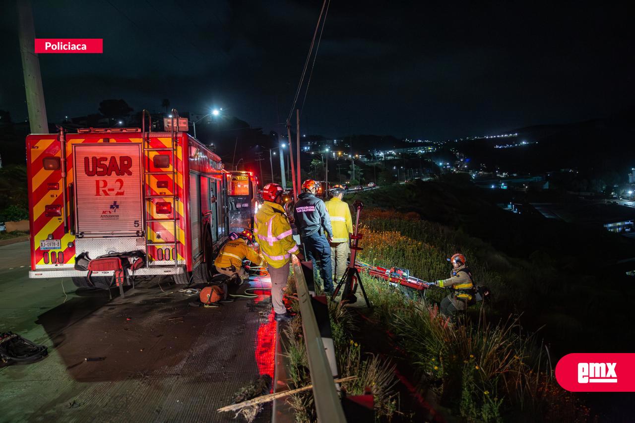 EMX-Rescatan-a-taxista-tras-caer-a-un-barranco-en-el-Libramiento-Sur
