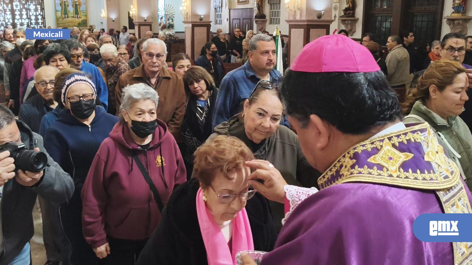 EMX-Feligreses acuden a tomar ceniza