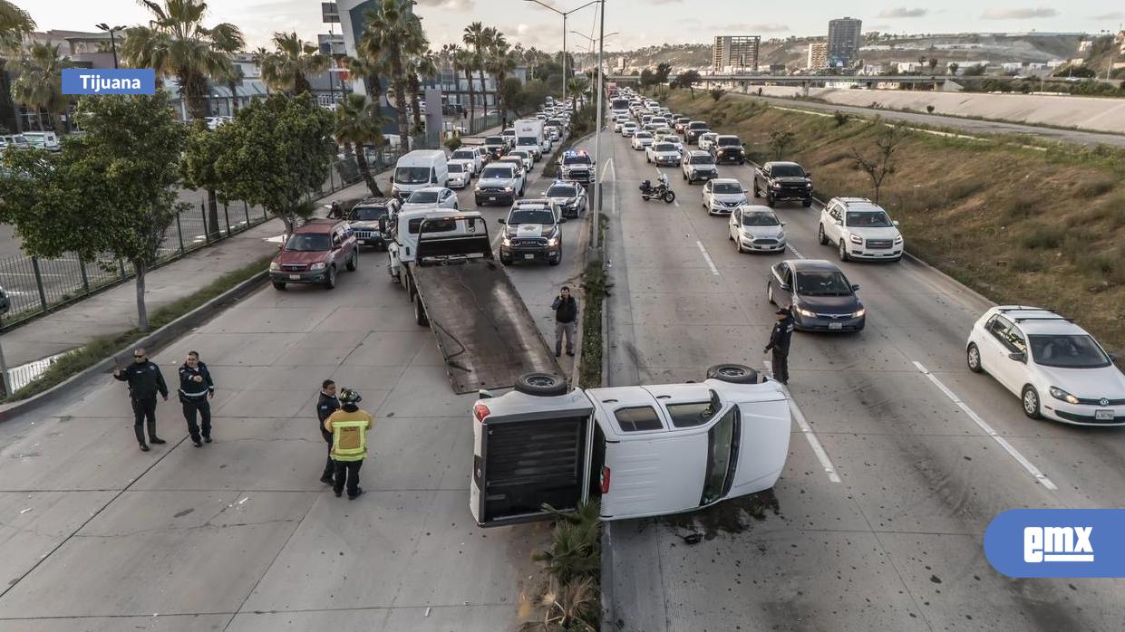 EMX-Accidente en Vía Rápida Poniente deja una Pick Up volcada y una camioneta destrozada 