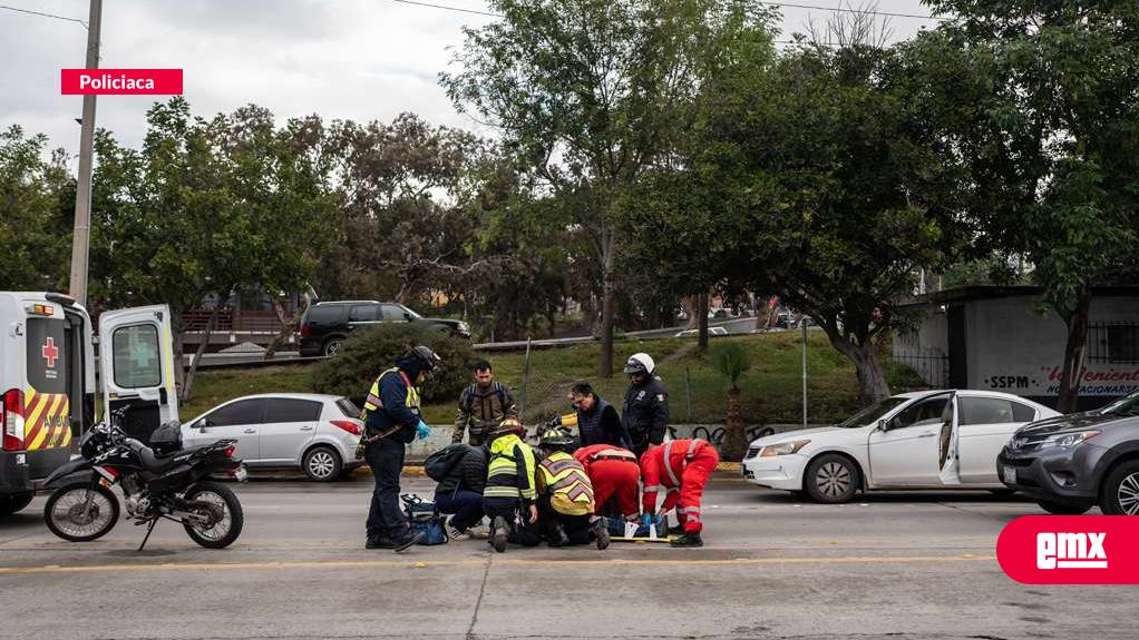 EMX-Motociclista-no-logra-esquivar-a-peatón-y-la-atropella-en-Zona-Río