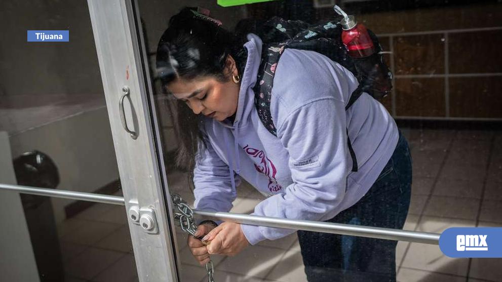 EMX-Padres y docentes toman oficinas del ISEP en Tijuana por adeudos y falta de maestros
