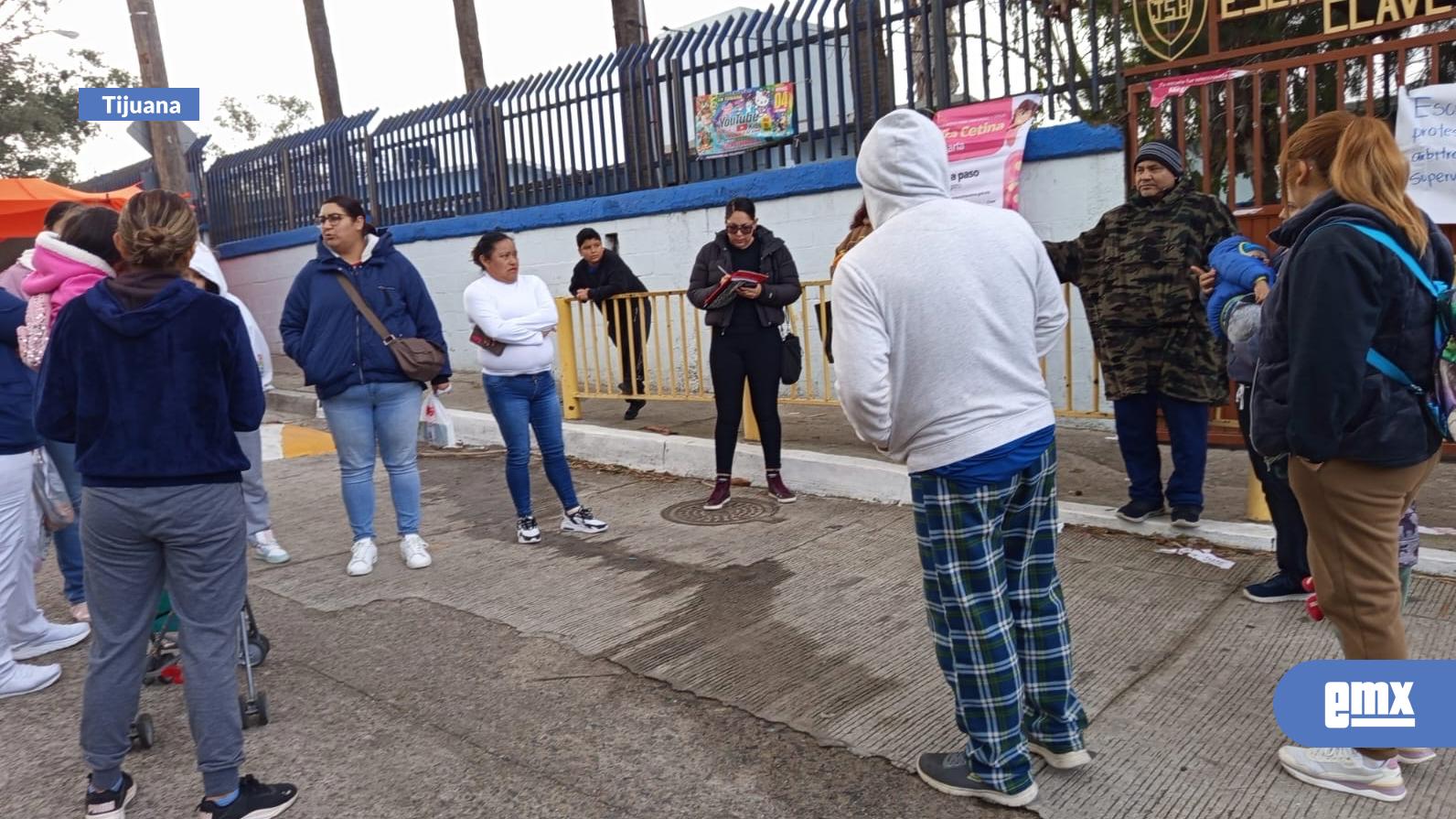 EMX-Desmienten-padres-de-familia-haber-tomado-escuela,-exigen-regreso-a-clases