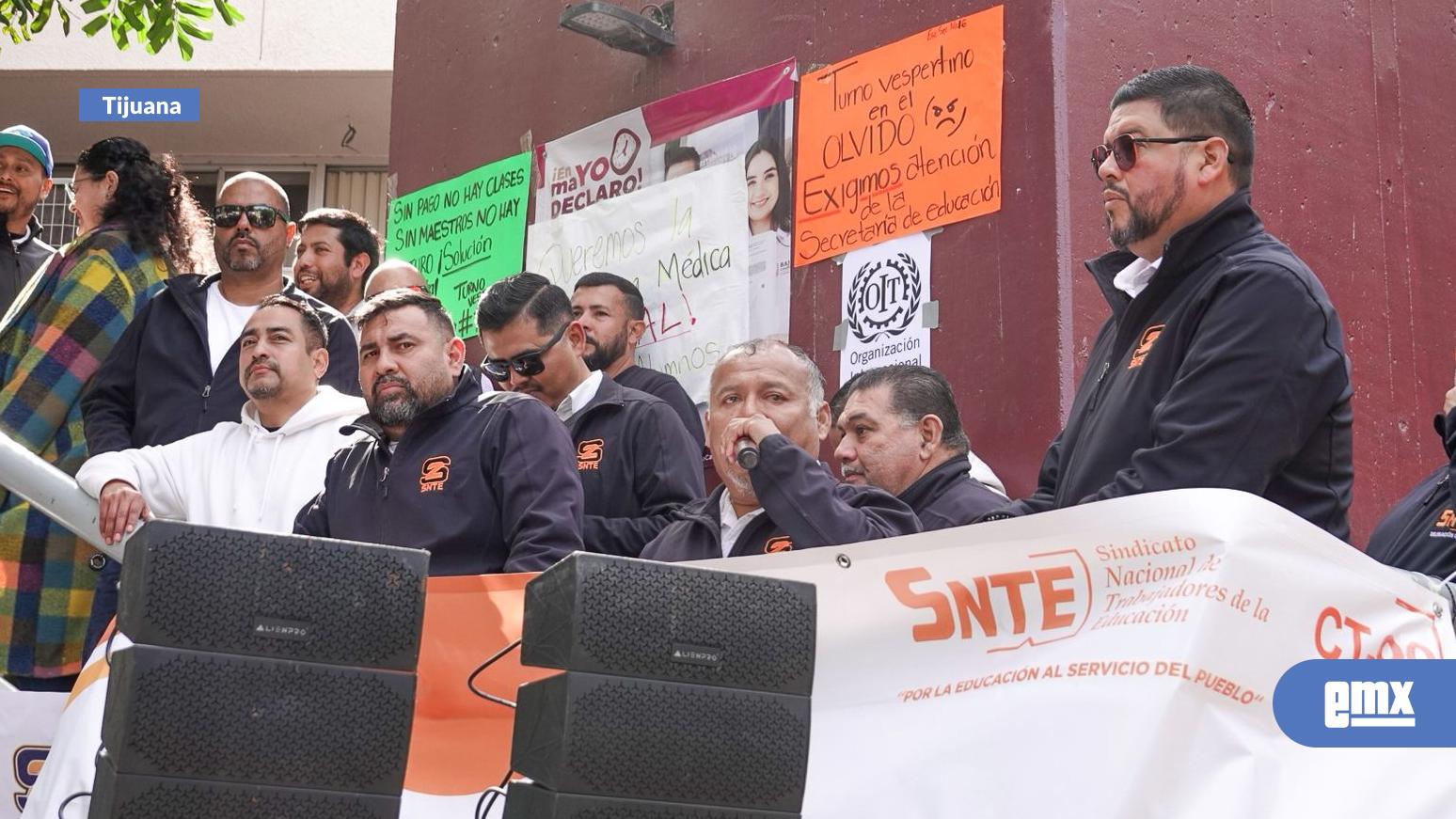 EMX-Por adeudos salariales y falta de docentes, bloquean Paseo Centenario frente al Sistema Educativo Delegación Tijuana