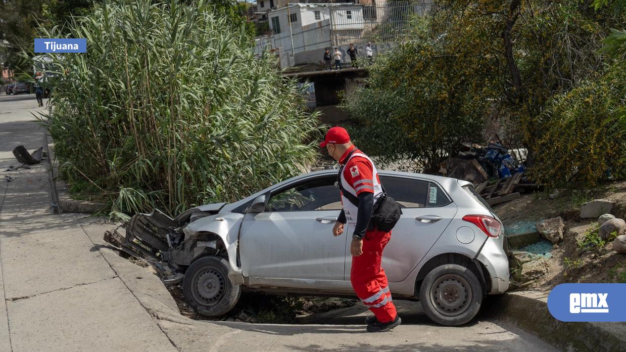 EMX-Uber-queda-al-borde-de-un-desarenador-tras-choque-en-la-colonia-Chihuahua;-conductor-quedó-inconsciente