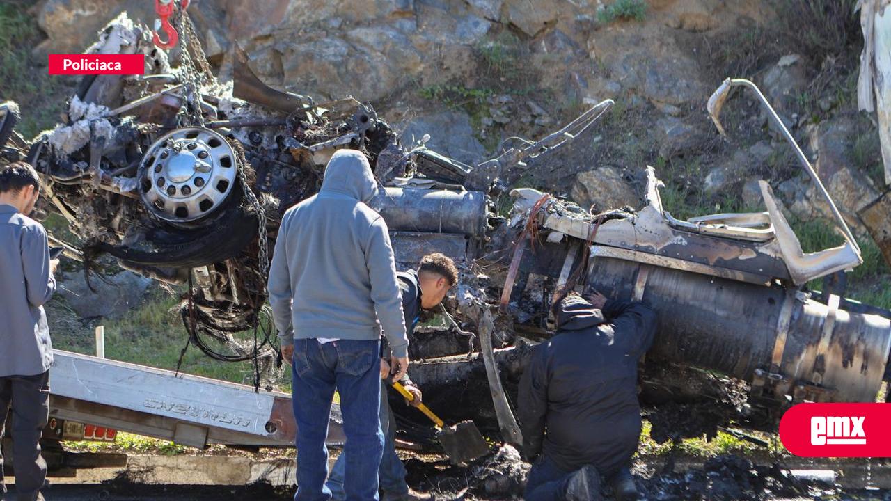 EMX-Tráiler-incendiado-en-carretera-Tijuana-Mexicali