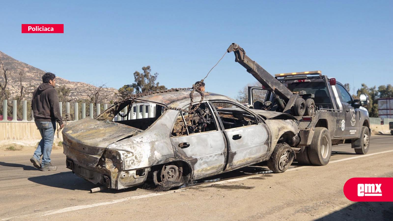 EMX-Otro-vehículo-incendiado-en-la-carretera-Tecate---Tijuana