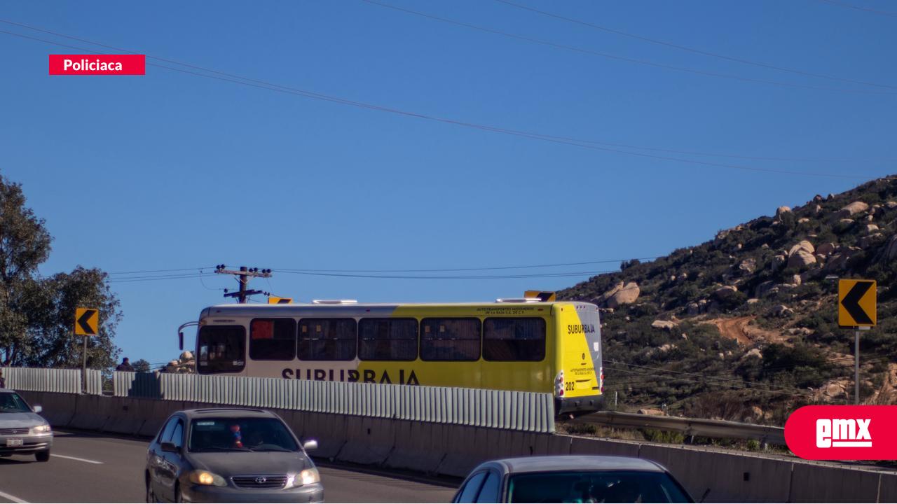 EMX-Esta-mañana-bajaron-a-pasajeros-de-camión-Suburbaja-en-la-libre-a-Tecate