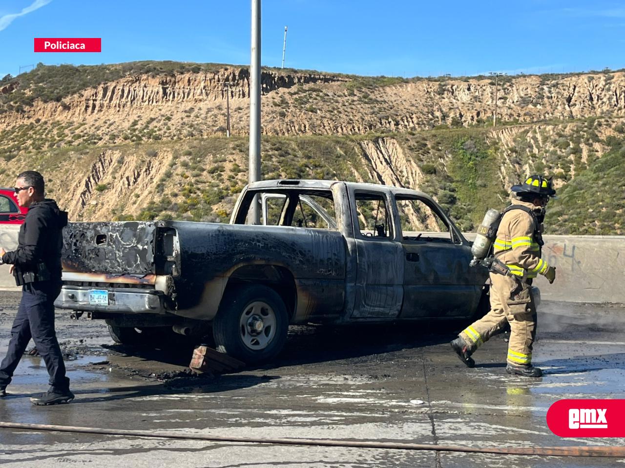 EMX-Incendian Pick Up en la salida de Playas de Tijuana  