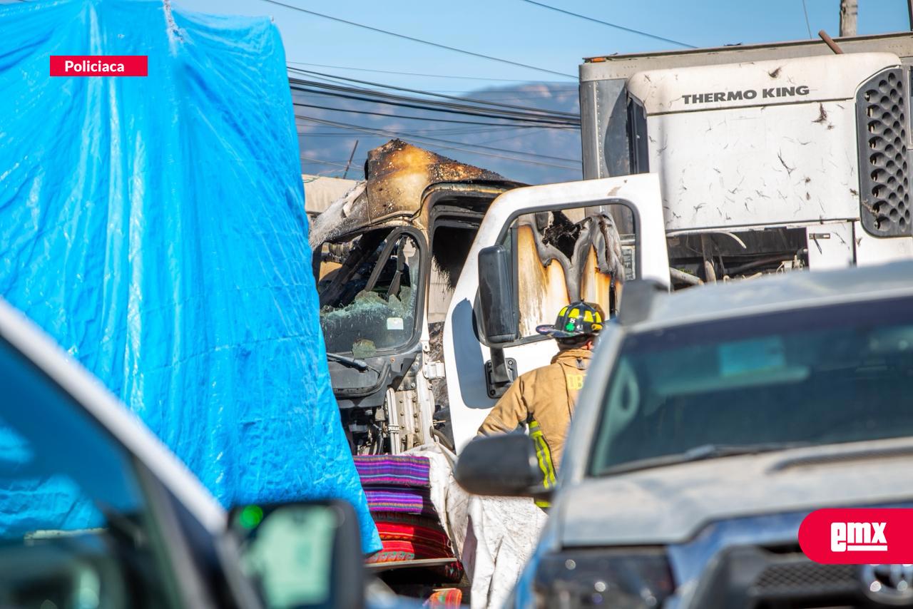 EMX-Incendian-tractocamión-en-yarda-del-bulevar-Aeropuerto