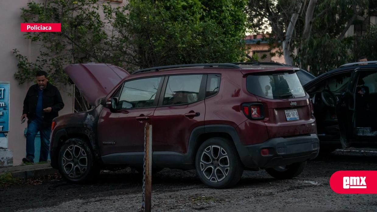 EMX-Incendian-tres-vehículos-en-Residencial-Agua-Caliente