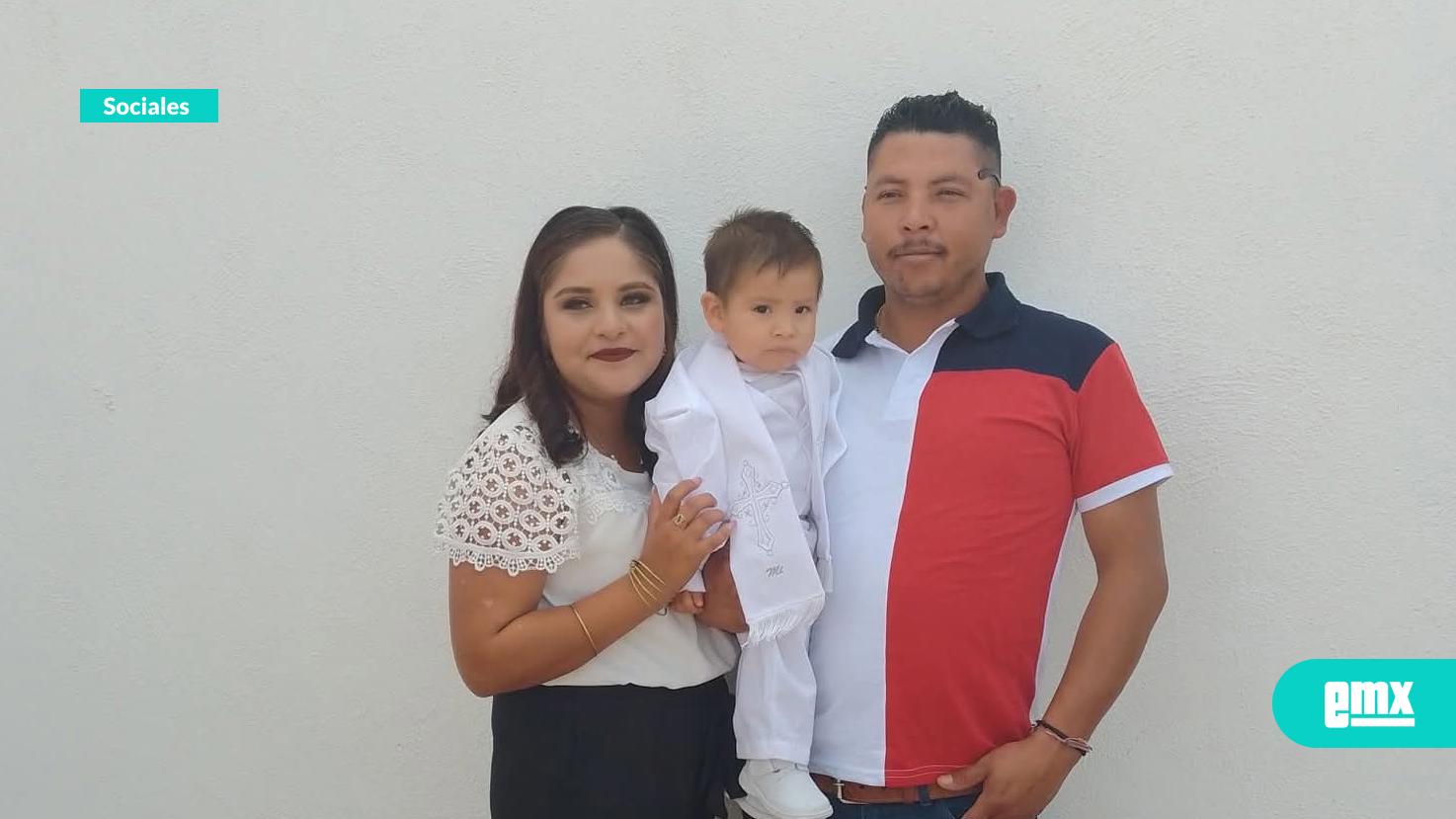 EMX-Junto-a-sus-padres-recibe-el-bautismo-Ángel-Gael-Villareal-Ocadíz