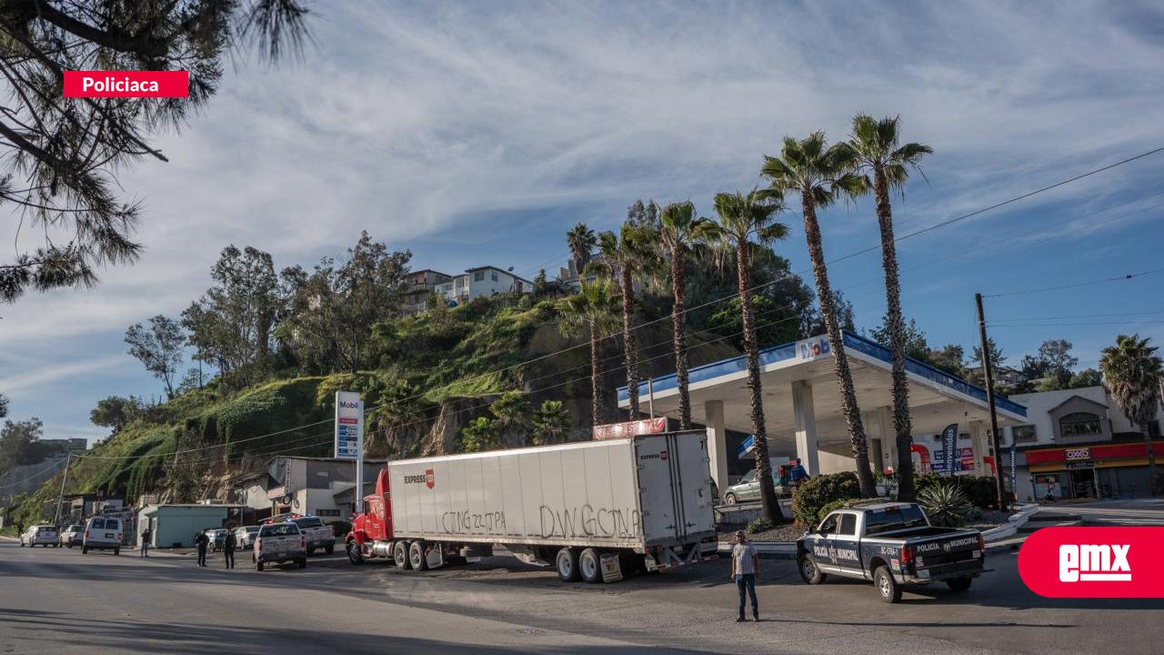 EMX-#ÚltimaHora-|-Tráiler-con-leyenda-de-una-organización-criminal-genera-operativo-de-seguridad-sobre-el-Periférico
