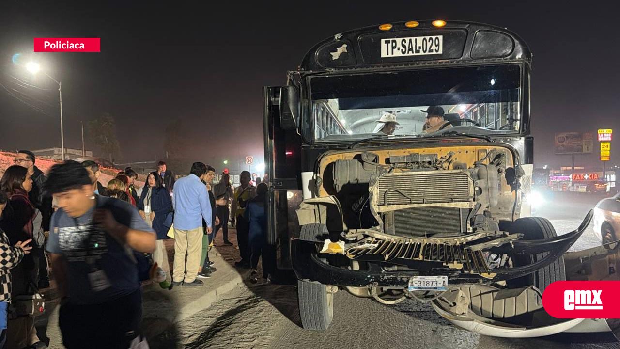 EMX-Choque-entre-camión-de-personal-y-tráiler-en-el-bulevar-2000