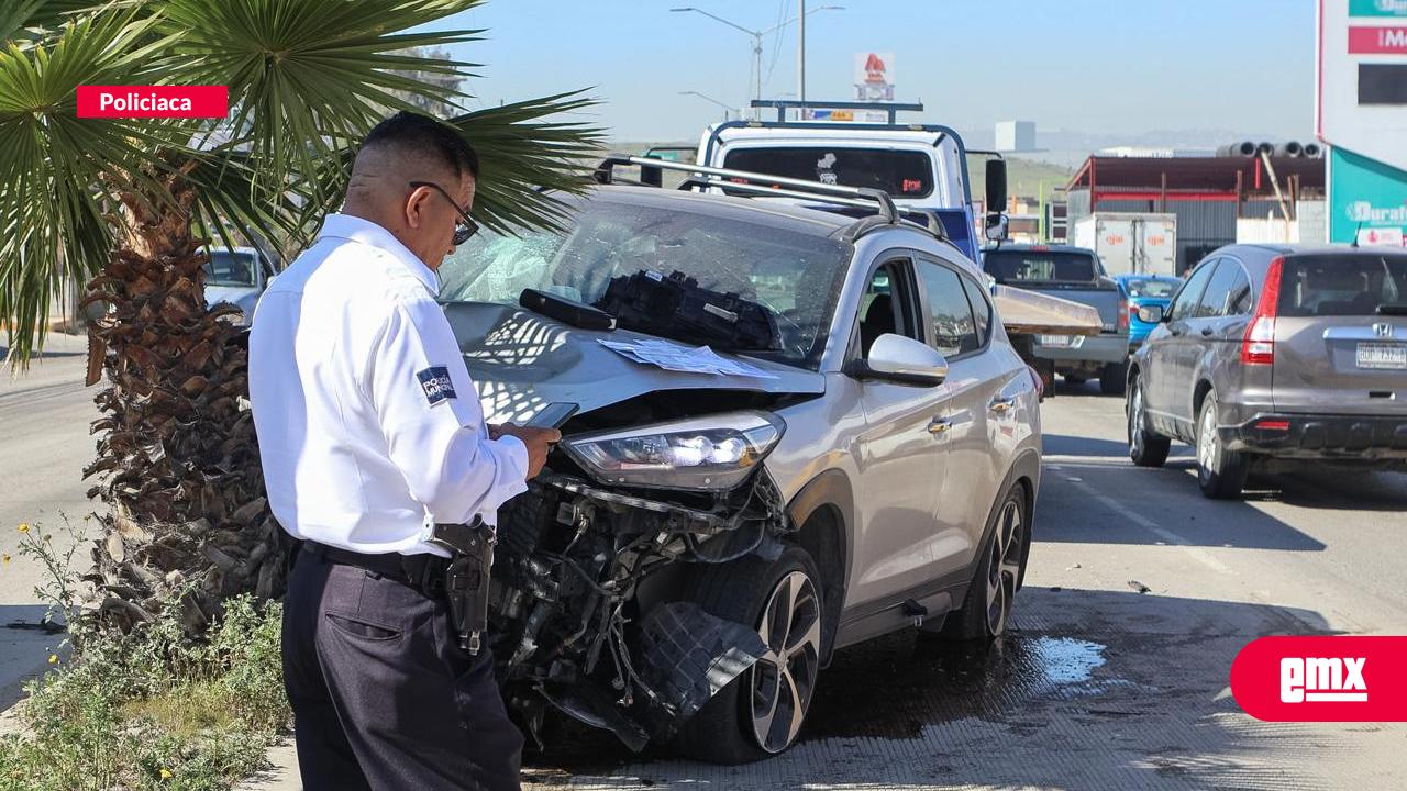 EMX-Conductora-pierde-el-control-y-se-impacta-contra-camellón-central-en-bulevar-Josefa-Ortiz-de-Domínguez