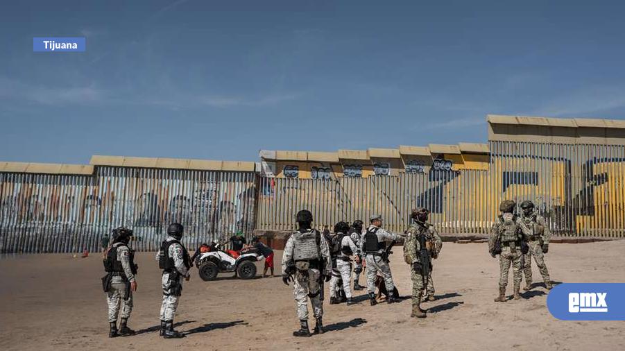EMX-Rescatan-a-familia-migrante-tras-intento-de-cruce-por-el-muro-fronterizo-en-Playas-de-Tijuana