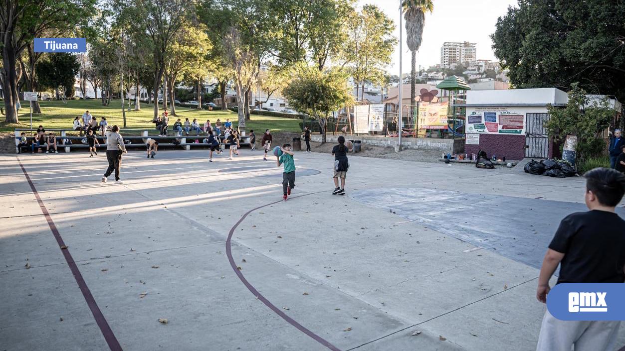 EMX-Padres-de-familia-protestan-por-prohibición-de-uso-en-cancha-de-Lomas-Hipódromo