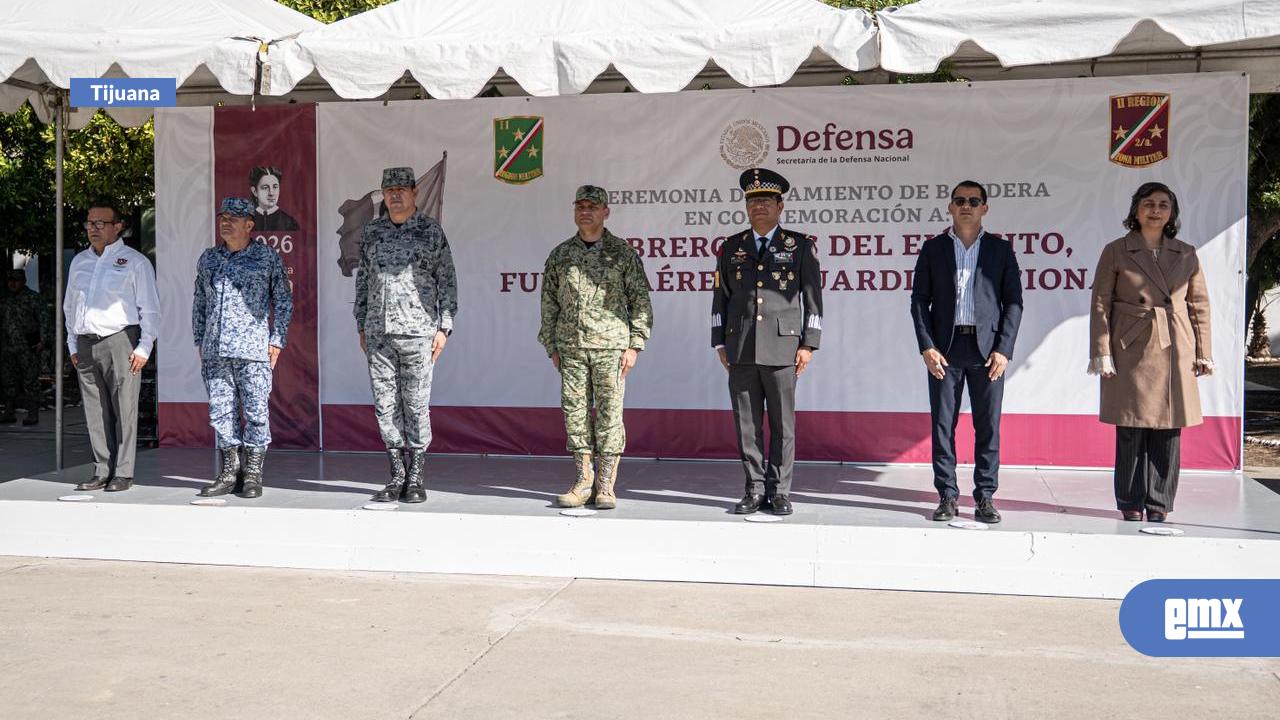 EMX-Honran-al-Ejército-con-izamiento-de-bandera-en-la-2da-Zona-Militar
