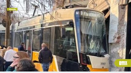 EMX-Descarrila tranvía en Milán y se estrella contra edificio; hay 2 muertos