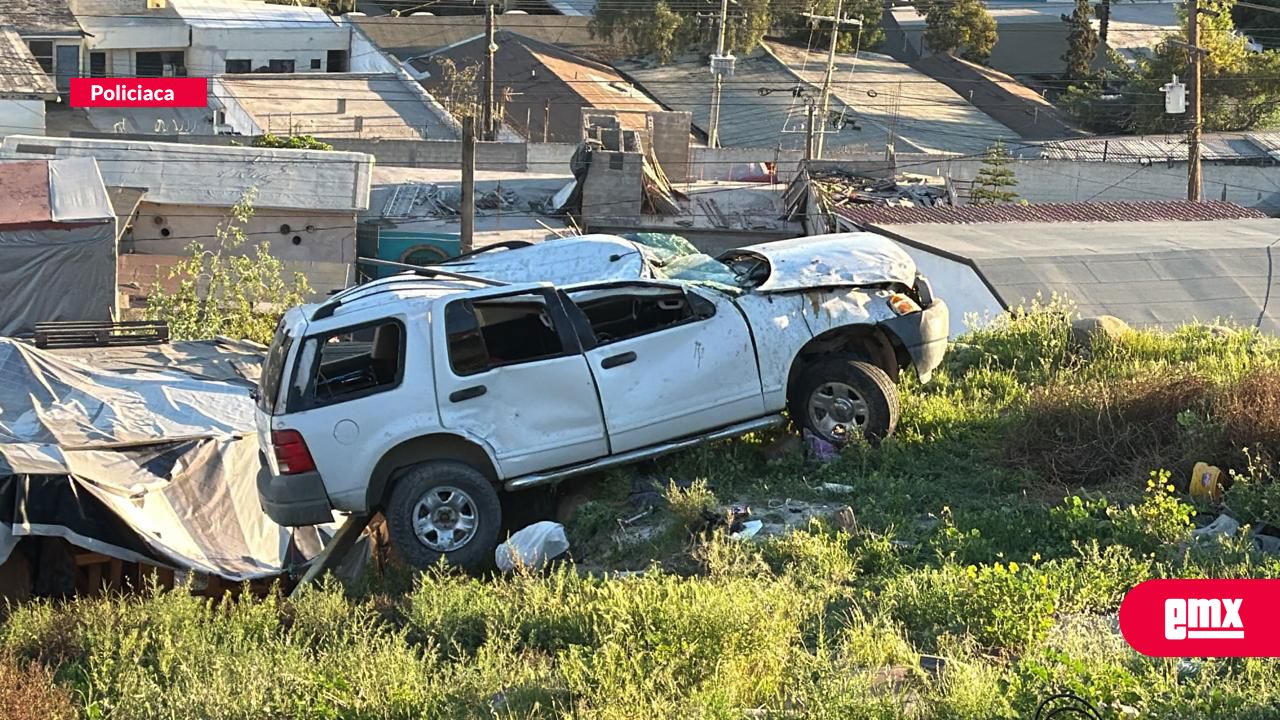 EMX-Volcadura-en-rampa-de-la-Central-Camionera-sobre-bulevar-Lázaro-Cárdenas;-unidad-fue-abandonada