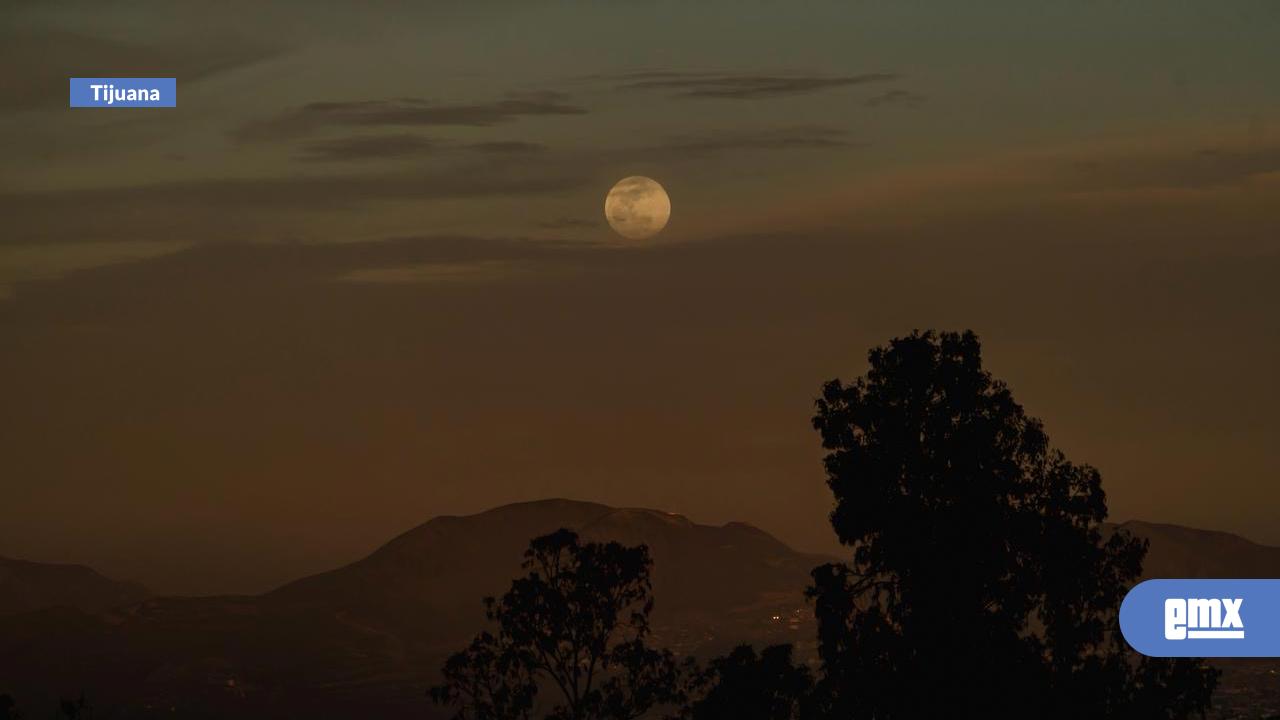 EMX-La-Luna-de-Gusano-ilumina-el-cielo-previo-al-eclipse-lunar-total