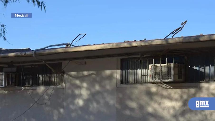 EMX-Reciben-mantenimiento-aparatos-de-aire-acondicionado-en-la-escuelas