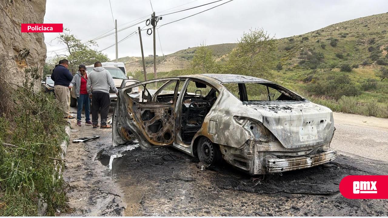 EMX-Choque-entre-tres-vehículos-en-Cañón-del-Sainz-deja-dos-lesionadas-y-un-auto-calcinado