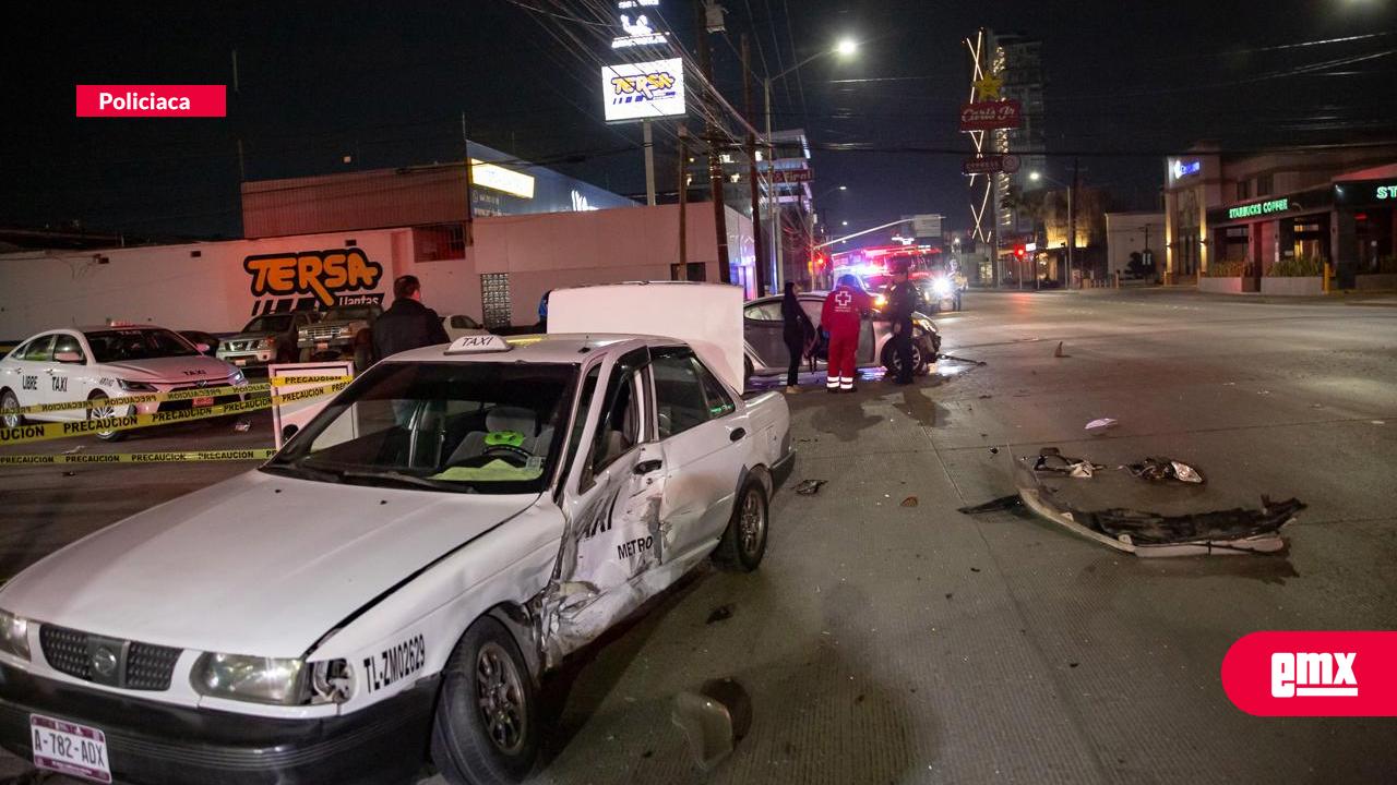 EMX-Taxi-libre-y-automóvil-chocan-en-el-bulevar-Salinas;-no-hubo-lesionados